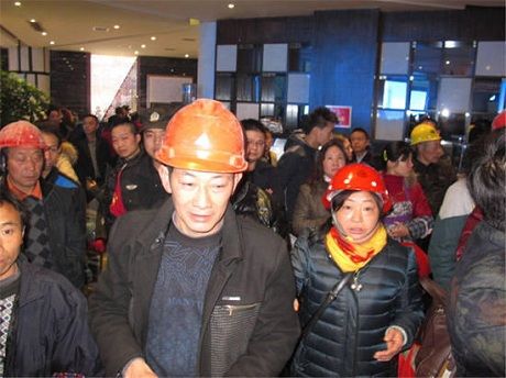 Trung Quốc: Xếp 16 triệu USD thành tường để thưởng Tết cho nhân viên 6