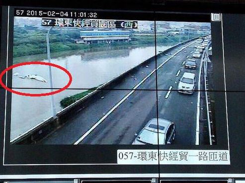 Máy bay Đài Loan chở hơn 50 người rơi xuống sông 4