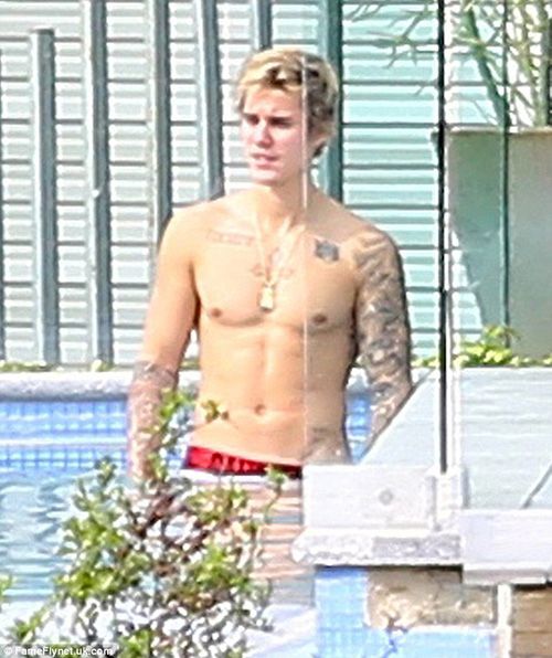 Justin Bieber lộ bụng phẳng lì sau scandal ảnh nội y 15