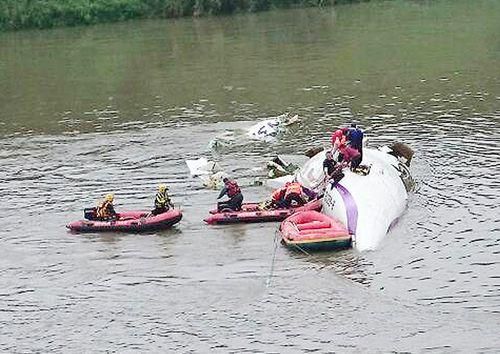 Máy bay Đài Loan chở hơn 50 người rơi xuống sông 3