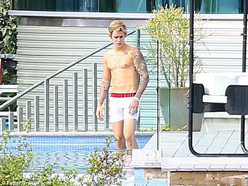 Justin Bieber lộ bụng phẳng lì sau scandal ảnh nội y 12