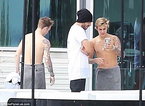 Justin Bieber lộ bụng phẳng lì sau scandal ảnh nội y 21