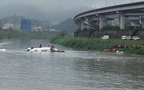 Máy bay Đài Loan chở hơn 50 người rơi xuống sông 2
