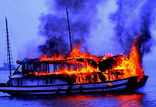 Tàu ngủ đêm bốc cháy dữ dội trên vịnh Hạ Long 3