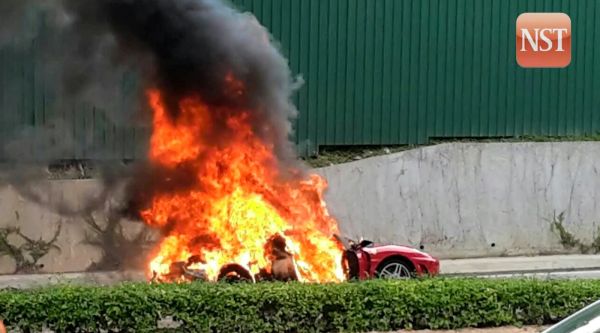 Thêm một vụ cháy xe Ferrari 2