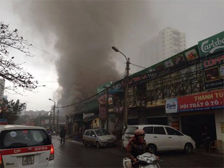 Hà Nội: Cháy gara ô tô, nhiều xe hạng sang “thoát nạn” 2