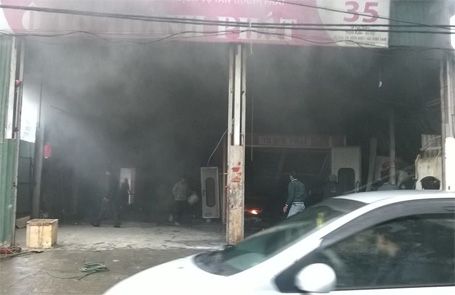 Hà Nội: Cháy gara ô tô, nhiều xe hạng sang “thoát nạn” 4