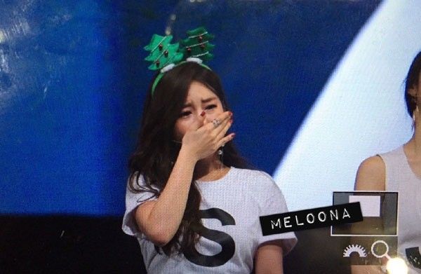 Những khoảnh khắc sao Hàn khóc ngon lành trên sân khấu 12