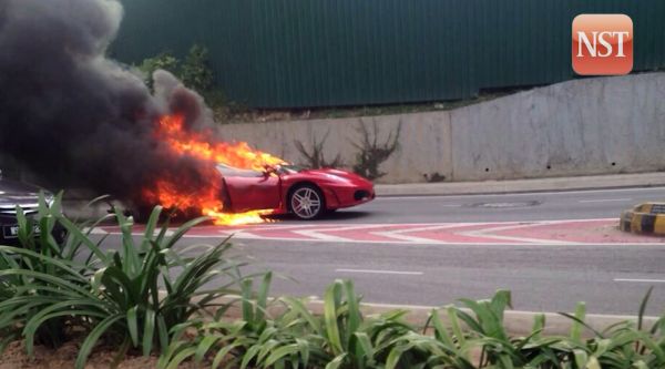 Thêm một vụ cháy xe Ferrari 3