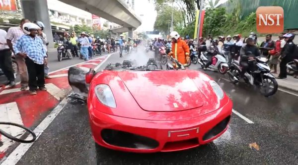 Thêm một vụ cháy xe Ferrari 12