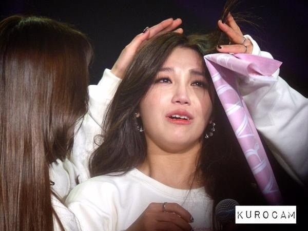 Những khoảnh khắc sao Hàn khóc ngon lành trên sân khấu 13