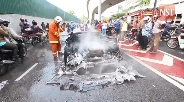 Thêm một vụ cháy xe Ferrari 6
