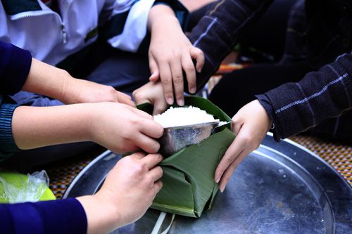 Chùm ảnh: Học sinh Hà Nội thi gói bánh chưng Tết 21