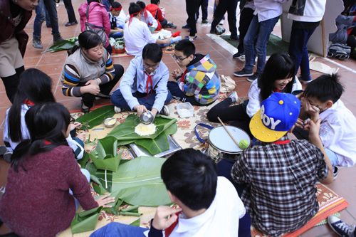 Chùm ảnh: Học sinh Hà Nội thi gói bánh chưng Tết 15