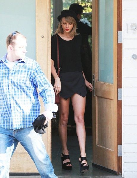 Taylor Swift khoe chân dài nõn nà 6