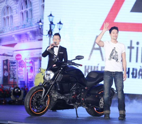 Johnny Trí Nguyễn cưỡi mô tô phân khối lớn lên sân khấu 2
