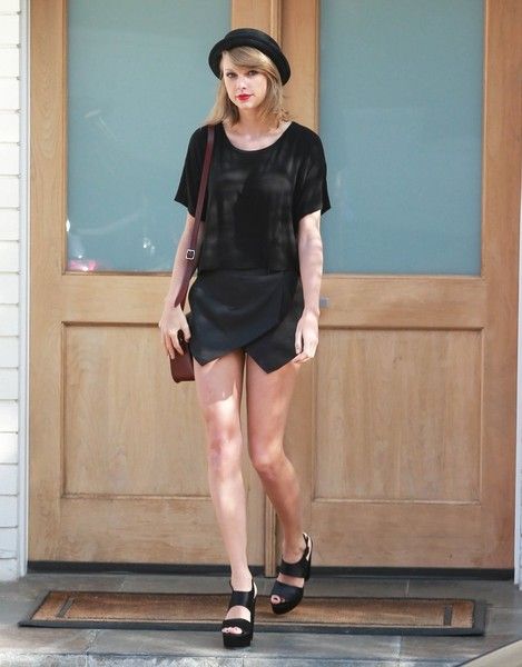 Taylor Swift khoe chân dài nõn nà 8