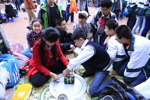 Chùm ảnh: Học sinh Hà Nội thi gói bánh chưng Tết 27