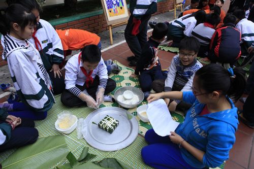 Chùm ảnh: Học sinh Hà Nội thi gói bánh chưng Tết 3