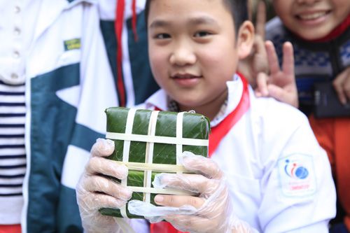 Chùm ảnh: Học sinh Hà Nội thi gói bánh chưng Tết 42