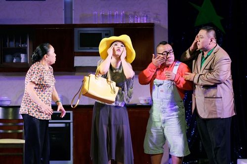 Con gái Kiều Oanh múa hát trong show hài của mẹ 24