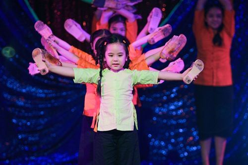 Con gái Kiều Oanh múa hát trong show hài của mẹ 9