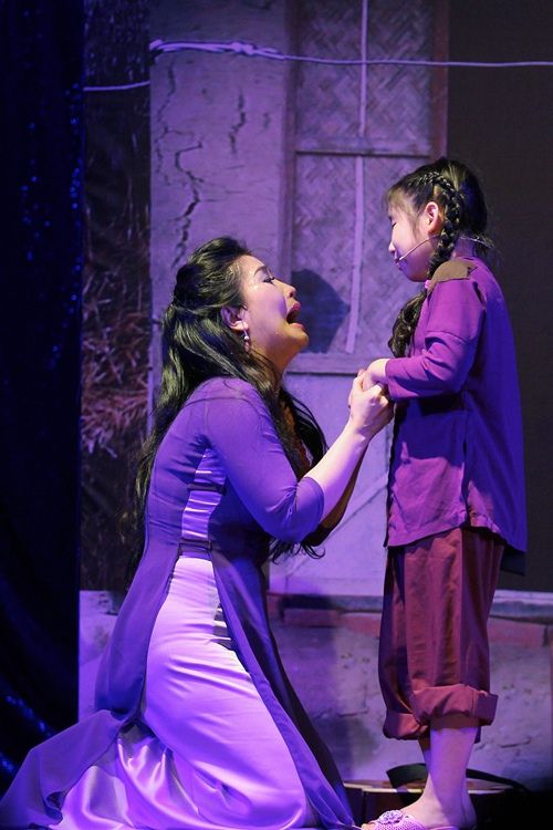 Con gái Kiều Oanh múa hát trong show hài của mẹ 39