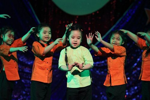 Con gái Kiều Oanh múa hát trong show hài của mẹ 12