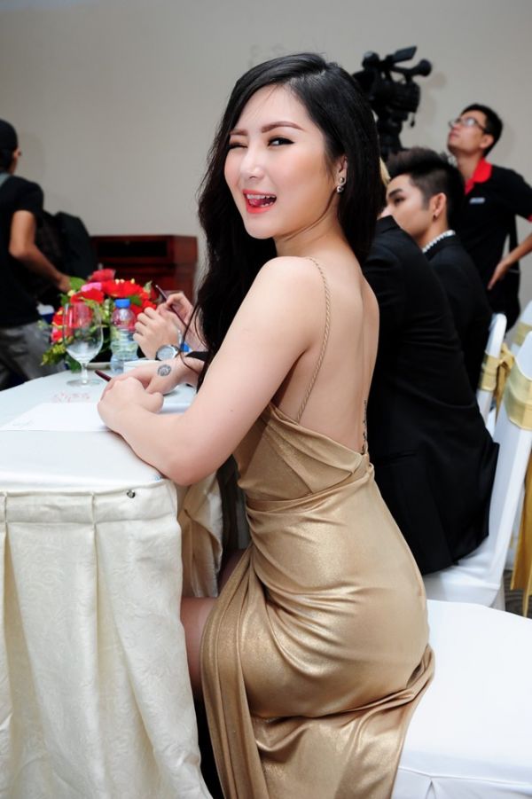 Người đẹp Việt khoe khéo hình xăm với váy hở lưng 2