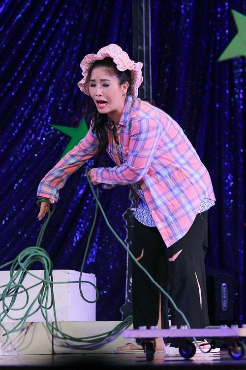 Con gái Kiều Oanh múa hát trong show hài của mẹ 33