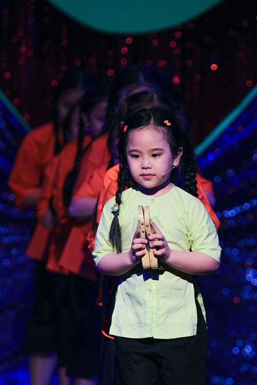 Con gái Kiều Oanh múa hát trong show hài của mẹ 6