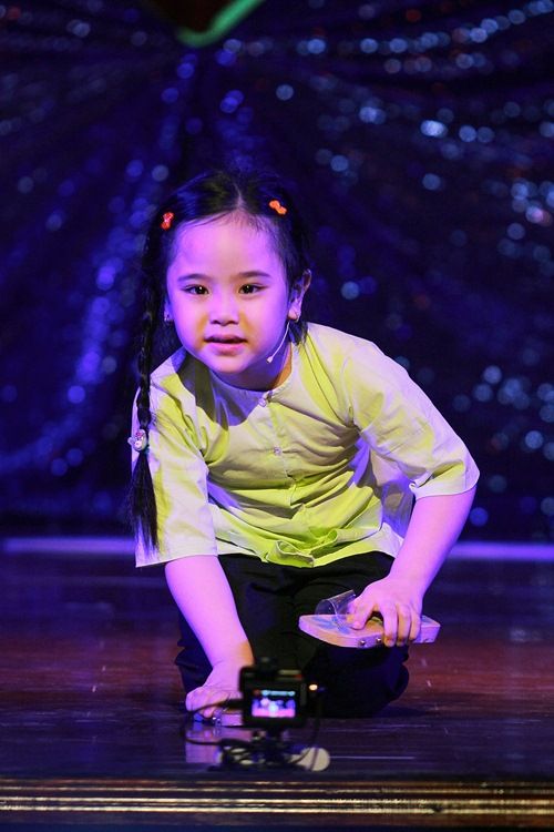 Con gái Kiều Oanh múa hát trong show hài của mẹ 3
