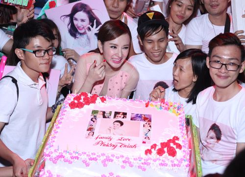 Phương Trinh bất ngờ được fan tổ chức sinh nhật tuổi 20 6