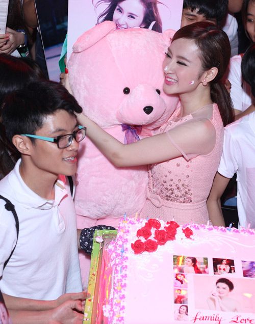 Phương Trinh bất ngờ được fan tổ chức sinh nhật tuổi 20 12