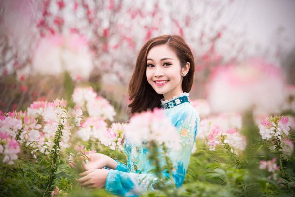 MC Thùy Linh xinh đẹp giữa sắc hoa đào 9