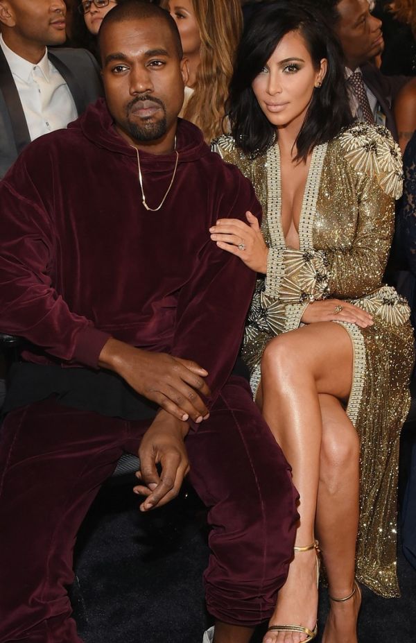 Vợ chồng Kim Kardashian hôn nhau say đắm trên thảm đỏ 12