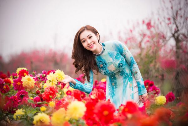 MC Thùy Linh xinh đẹp giữa sắc hoa đào 2
