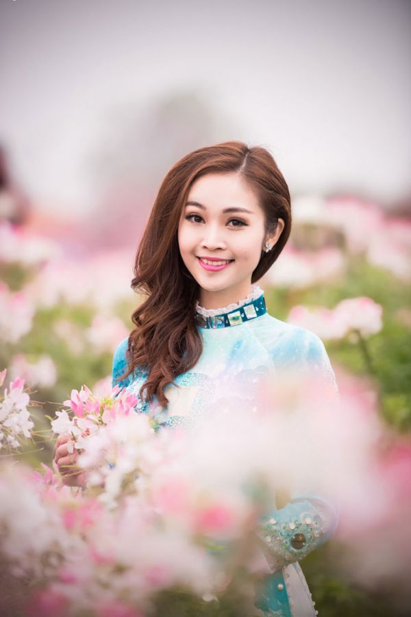 MC Thùy Linh xinh đẹp giữa sắc hoa đào 8