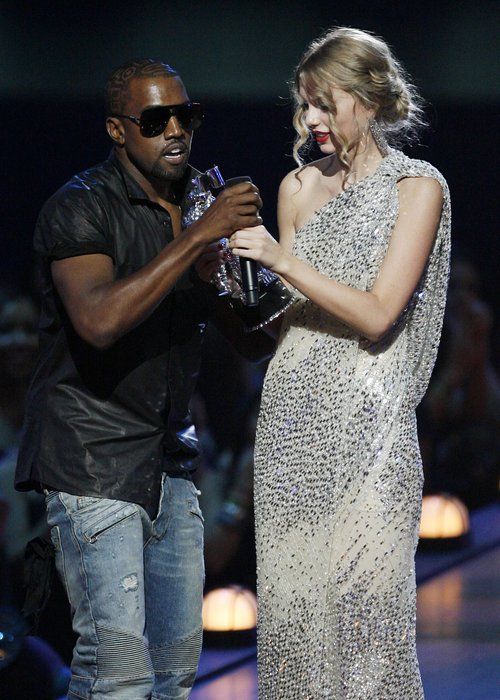 Taylor Swift và Kanye West bất ngờ "làm lành" tại Grammy 12