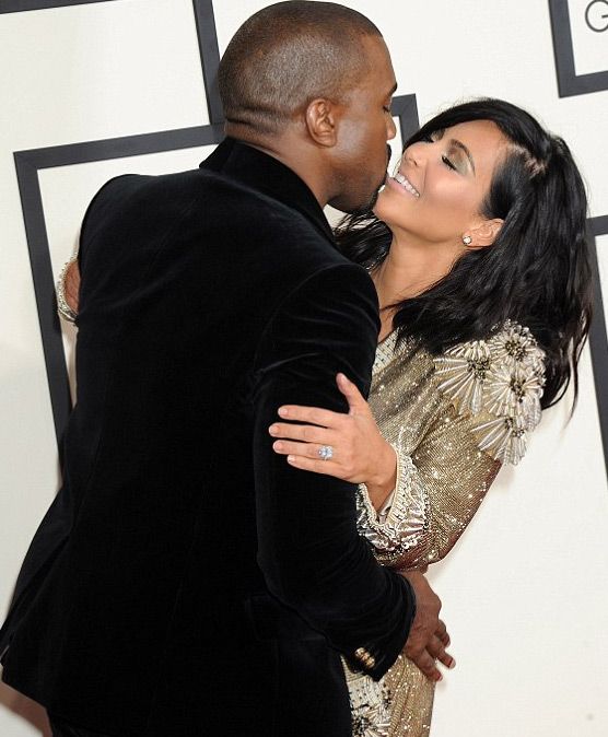 Vợ chồng Kim Kardashian hôn nhau say đắm trên thảm đỏ 8