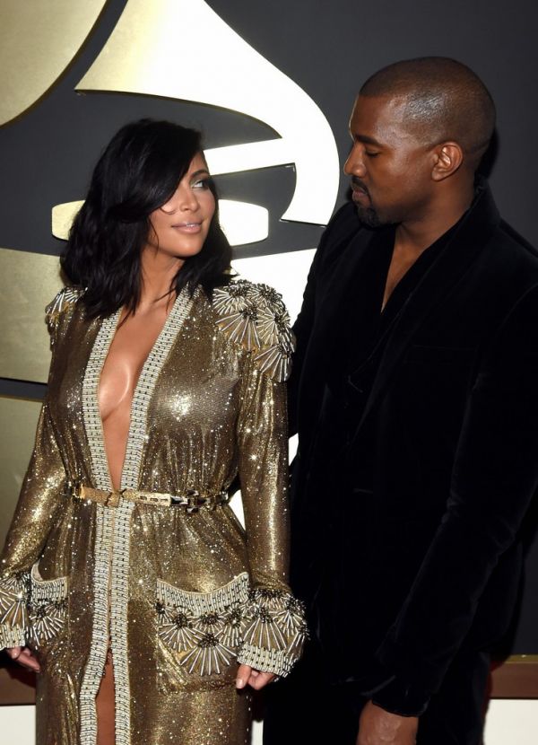 Vợ chồng Kim Kardashian hôn nhau say đắm trên thảm đỏ 3