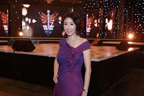 Diễm Hương tái xuất trên sân khấu sau 1 tháng sinh con 30