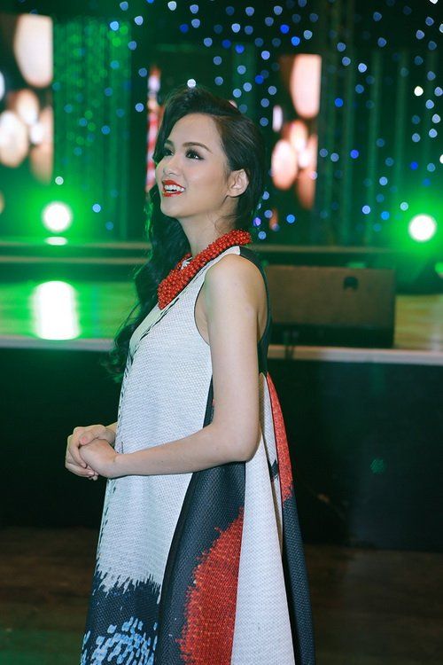 Diễm Hương tái xuất trên sân khấu sau 1 tháng sinh con 18