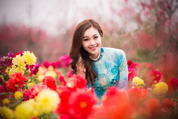 MC Thùy Linh xinh đẹp giữa sắc hoa đào 5