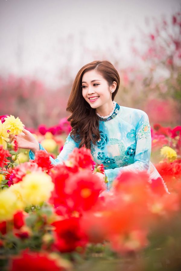 MC Thùy Linh xinh đẹp giữa sắc hoa đào 3