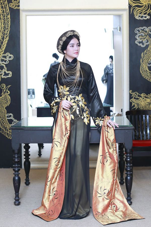 Lý Nhã Kỳ diện áo dài phong cách Hoàng hậu Nam Phương tới Pháp 2
