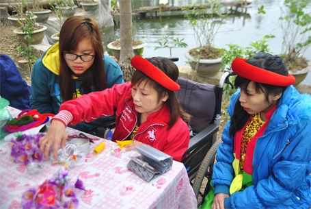 Hà Nội: Sinh viên nước ngoài gói bánh chưng Tết với người khuyết tật 2