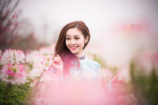 MC Thùy Linh xinh đẹp giữa sắc hoa đào 12