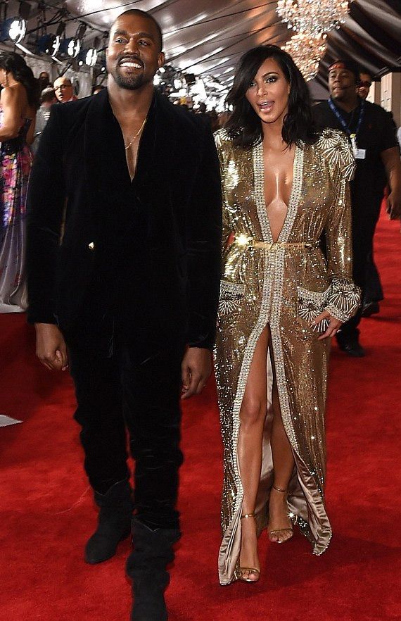 Vợ chồng Kim Kardashian hôn nhau say đắm trên thảm đỏ 7