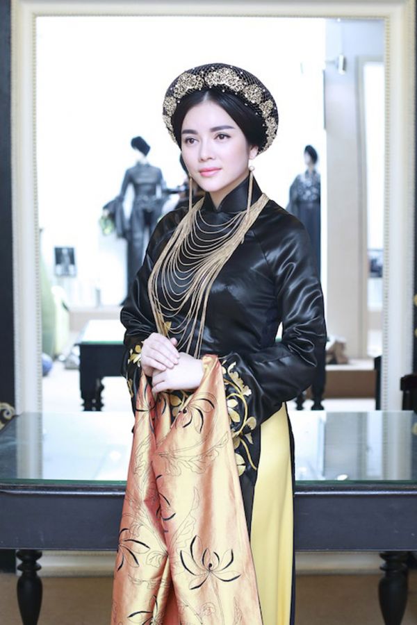 Lý Nhã Kỳ diện áo dài phong cách Hoàng hậu Nam Phương tới Pháp 5